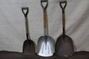 lot 151 image: Set of 3 Vintage Short Handle Shovels