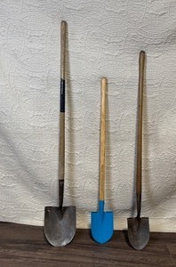 lot 172 image: Set of 3 Garden Shovels with Wooden Handles