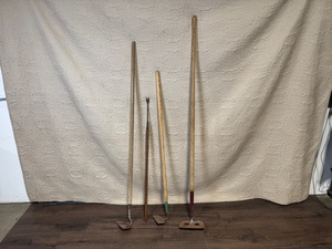 lot 184 image: Set of 4 Vintage Garden Hoes and Weeder Tools with Wooden Handles