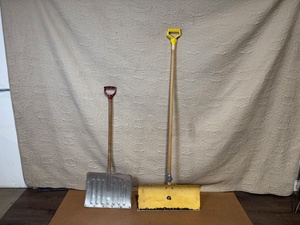 lot 189 image: Pair of Heavy Duty Snow Shovels with Metal Blades