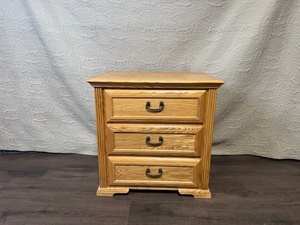 lot B-194 image: Oak 3-Drawer Nightstand by Thornwood