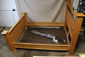 lot 325 image: Oak Twin Bed Frame with Decorative Metal Accent