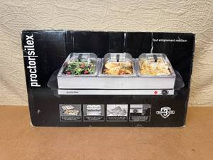 lot 31 image: Proctor Silex Buffet Server and Warming Tray with 3 Removable Chafing Dishes