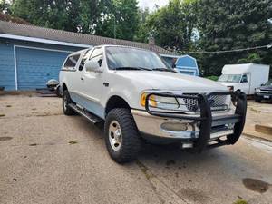 lot 64 image: 2003 Ford F-150 XLT Super Cab Styleside 4 Door Pickup Truck