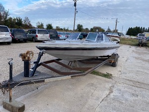 lot 3 image: 1986 Invader Runabout