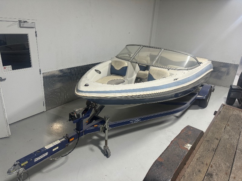 lot 3 image: 2006 Tahoe Fiberglass Boat Q4 S Mercury MerCruiser 4.3 Liter with 2006 Tracker Corp Trailer