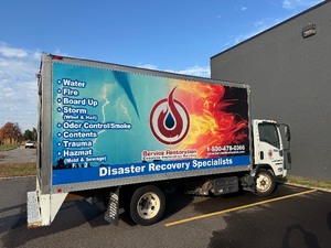 lot 5 image: 2014 Isuzu Box Truck