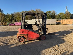 lot 21 image: Linde Diesel Forklift (Fork length 44) Model H20D. 3000 lb Capacity. Side Shift. Fingertip Controls. Runs Great.  High Hours. Well Maintained.