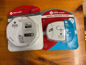 lot 80 image: First Alert 2 in 1 Smoke & Carbon Monoxide Alarm and First Alert Carbon Monoxide Alarm