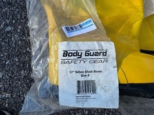 lot 133 image: 17 Yellow Slush Boots Size 9