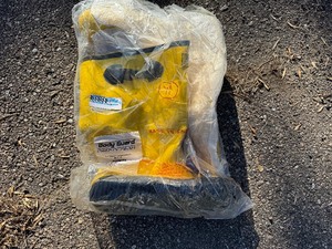 lot 102 image: 17 Yellow Slush Boots (Size 11)