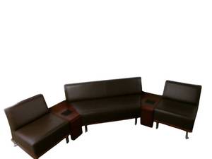 lot 4 image: Leather 3 Piece Sectional