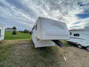 lot 2 image: 2004 Terry Deer Shack 5th wheel