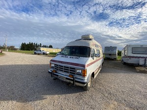 lot 3 image: 1989 Dodge B350