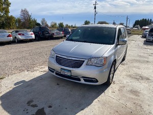 lot 7 image: 2012 Chrysler Town & Country