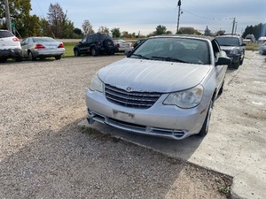 lot 10 image: 2008 Chrysler Sebring