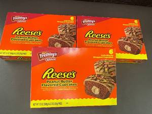 lot 30 image: MD 3 - Mrs. Freshleys Deluxe Reeses Peanut Butter Cupcakes, 18 Count (Best by May 2025)