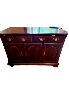 lot 16 image: Traditional Mahogany Buffet with Brass Hardware