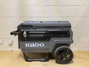 lot 421 image: Igloo 70 Qt. Trailmate Roller Cooler