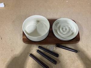 lot 285 image: Raised Pet Feeding Stand