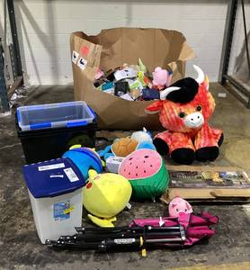 lot 718 image: Wholesale Pallet of Stuffed Animals and Miscellaneous Items