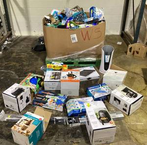 lot 719 image: Wholesale Pallet of Miscellaneous Items