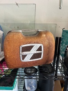 lot 5 image: Antique Motorola radio