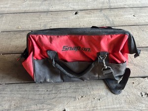 lot 17 image: Snap on Tool Bag