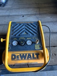 lot 28 image: Dewalt D55140 Mini air compressor