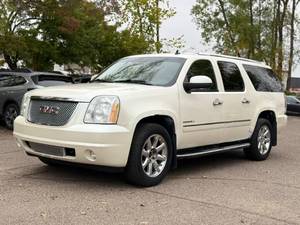 lot 24 image: 2010 GMC YUKON XL DENALI All Wheel Drive  No Accidents (NO RESERVE)