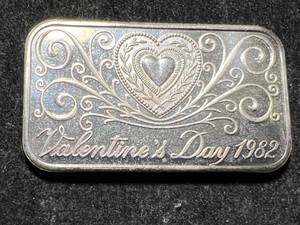lot 23 image: 1 TROY OZ .999 FINE SILVER VALENTINES DAY 1982 BAR