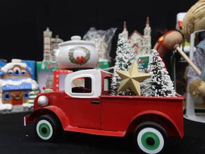 lot 17 image: MISC CHRISTMAS LOT