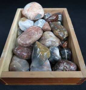 lot 21 image: AGATES AND POLISHED ROCKS