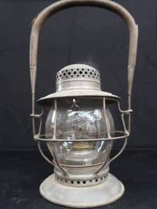 lot 22 image: RARE NORTHWESTERN LINE SWITCHMANS RAILWAY LANTERN