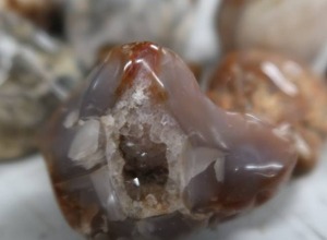 lot 27 image: AGATES AND POLISHED ROCKS