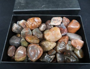 lot 34 image: AGATES AND POLISHED PRETTIES