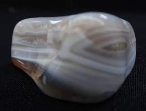 lot 43 image: AGATES AND POLISHED PRETTIES