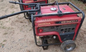lot B4 image: HONDA GENERATOR EB6500X.  PARTS