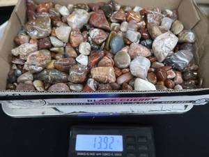 lot 85 image: FLAT OF AGATES