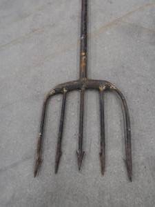 lot 103 image: VINTAGE FISHING SPEAR