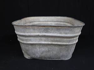 lot 111 image: VINTAGE GALVANIZED WASH TUB
