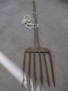 lot A13 image: LARGE 6 TINE FISH SPEAR