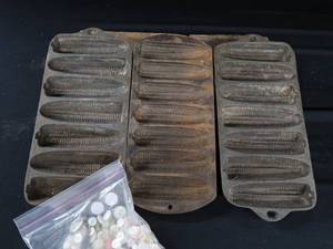 lot 64 image: VINTAGE CAST-IRON CORNBREAD PLUS