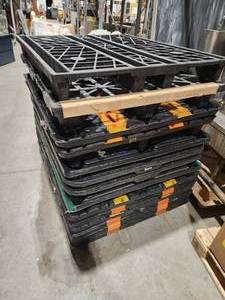 lot 23TLT image: 14 plastic pallets