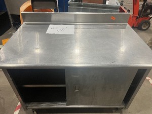 lot 7EN image: Metal Table (5890780)