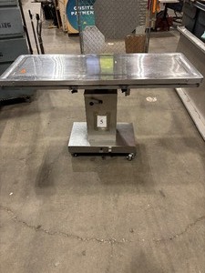 lot 2SB image: Metal medical table (589080)