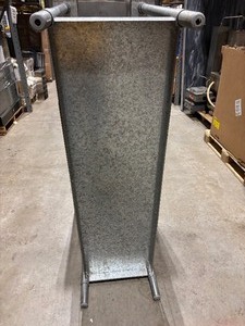 lot 3SB image: Metal table (589099)