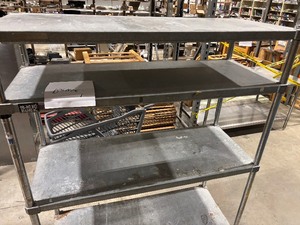 lot 8SB image: Metal shelves (589104)