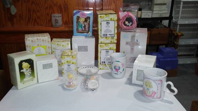 lot 840 image: Vintage Avon Precious Moments With Boxes 