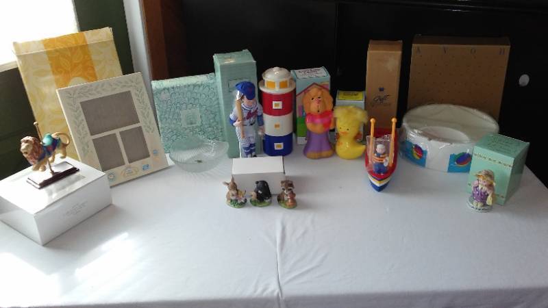 lot 845 image: Avon Collectible Gift Collections New In Box (26)